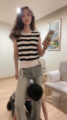 【奈奈】紧身牛仔胯下辱/高难度挑战手脚耳光/踢裆【完整版】_HD绳艺资源