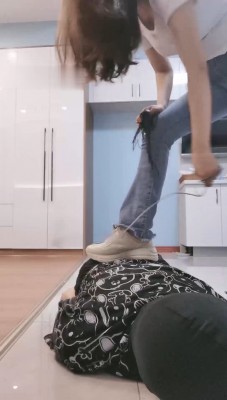 图片[4]_【紫琳女神】运动鞋踩踏/数据线抽/封嘴/全包窒息_HD绳艺资源