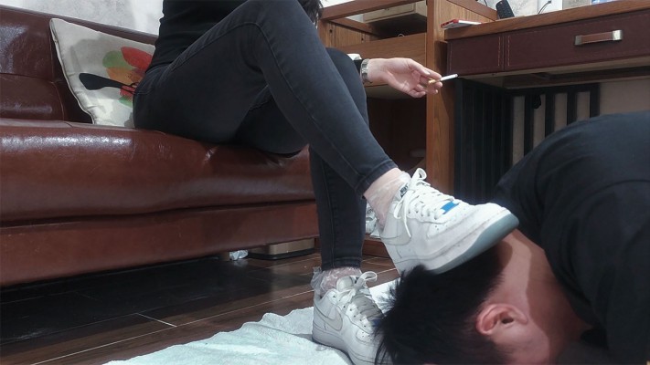 【冷凝】搓脚皮脚泥让脚奴用嘴接-人体垃圾桶系列（七）_HD绳艺资源