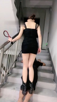 【盖洛】陪酒小妹楼道遛狗/脚下喂食/短靴踩踏_HD绳艺资源