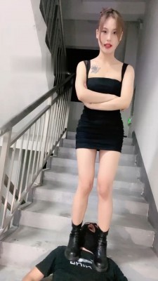 图片[5]_【盖洛】陪酒小妹楼道遛狗/脚下喂食/短靴踩踏_HD绳艺资源