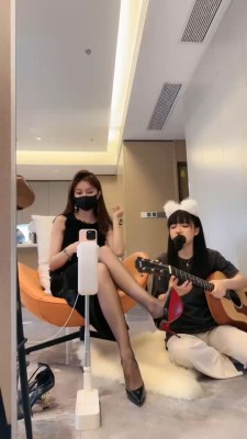 【美美子】可爱母畜-丝袜塞嘴/黑丝脚喂雪糕/藤条抽/吃白棉袜 B2170_HD绳艺资源