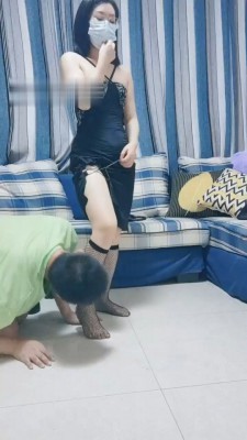 【重庆男神】最美素人老师玩-骑马转胯踩踏/夹脖子掐手臂耳光 B2251_HD绳艺资源