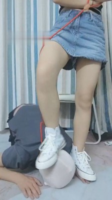 图片[4]_【珈瑶】叼白袜/帆布鞋踩狗头/藤条抽/脚插嘴闻舔_HD绳艺资源