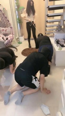 【槿一】一主VS三奴-跪拜闻舔袜脚/踩跺狗爪/踩踏【完整版】_HD绳艺资源