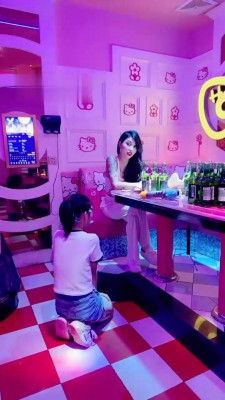 【爱神】KTV母畜-舔小白鞋白袜/吃呕吐物_HD绳艺资源