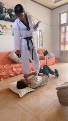 图片[9]_【孤傲女帝】爆踹狗头/各种腿绞/脚耳光/脚踩窒息_HD绳艺资源