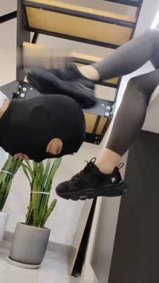 图片[2]_【辣姐】丝袜泡圣水/运动鞋裸足脚下奴_HD绳艺资源