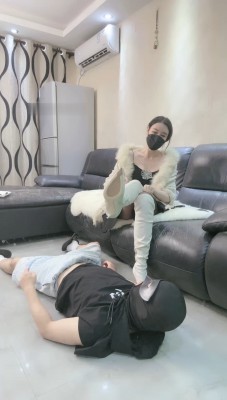 【倪梵】闻舔脏长靴/全体重踩踏碾压_HD绳艺资源