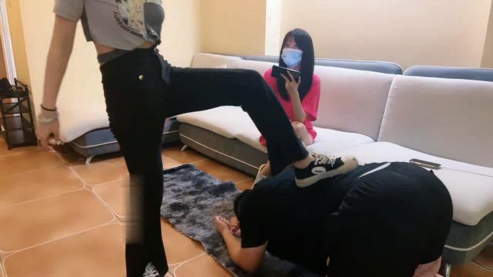 【天津女仆电】奴下奴-虐调男摄影-骑马舔脚/踩踏踢踹_HD绳艺资源