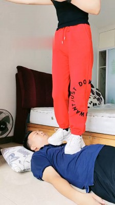 【郡主大人】小白鞋-提档/全体重踩踏/人体鞋刷【双视角版】_HD绳艺资源