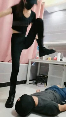 图片[9]_【美娜格格】巅峰之作疯狂夺魂-多鞋踩踏深喉场【双视角版】_HD绳艺资源