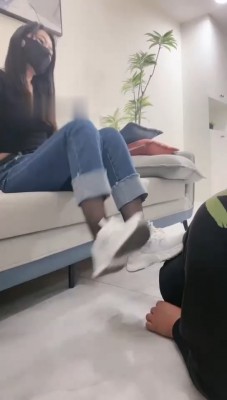 【槿一】牛仔裤黑丝白袜运动鞋-全体重踩踏_HD绳艺资源