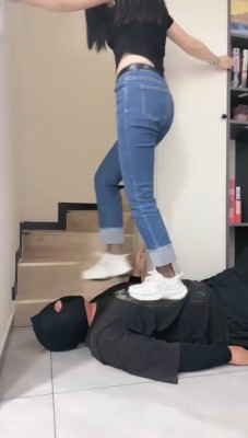 图片[2]_【槿一】牛仔裤黑丝白袜运动鞋-全体重踩踏_HD绳艺资源