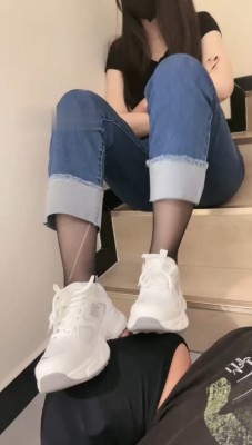 图片[6]_【槿一】牛仔裤黑丝白袜运动鞋-全体重踩踏_HD绳艺资源
