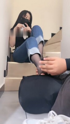 图片[7]_【槿一】牛仔裤黑丝白袜运动鞋-全体重踩踏_HD绳艺资源