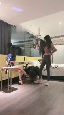 【尤物】开发闺蜜做S-训练骑马/耳光全体重踩_HD绳艺资源