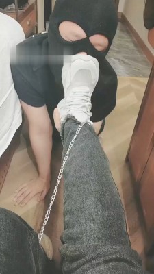 【姜果果】小白鞋原味白袜闻舔_HD绳艺资源