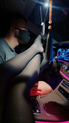 【亦瞳】车内黑丝裸足恋足调_HD绳艺资源