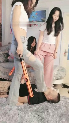 图片[2]_【夏夏呀】3主对1奴-闻白袜脚/踩踏/骑马棒抽/碾狗脸【双视角版】_HD绳艺资源