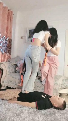 图片[3]_【夏夏呀】3主对1奴-闻白袜脚/踩踏/骑马棒抽/碾狗脸【双视角版】_HD绳艺资源