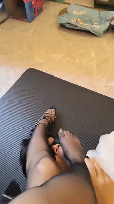 图片[2]_【瑶瑶】黑丝高跟踩地毯恋足_HD绳艺资源