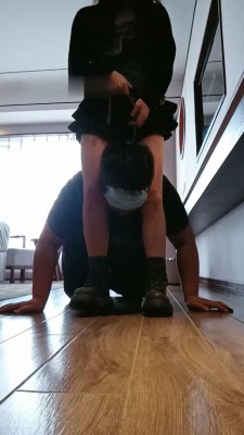 图片[2]_【爱可呀】学生主马丁靴胯下辱-骑脖子/踩踏吸味/浓痰深喉_HD绳艺资源