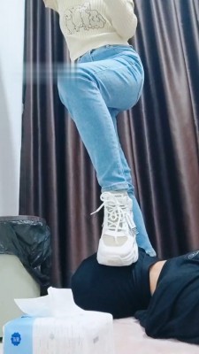 图片[2]_【羌爷】原味白袜裸足闻舔/运动鞋踩踏_HD绳艺资源