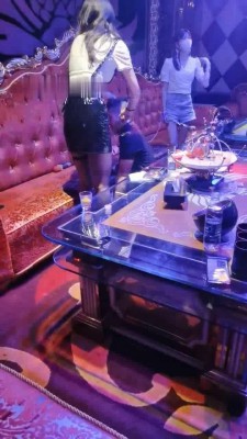 【禾未】KTV双女神调-骑马踩踏/舔鞋底/闻臭袜脚【三视角完整版】_HD绳艺资源