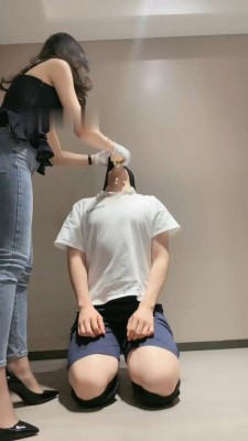 【禾未】灌圣水/高跟踩脚垫/掐乳/藤条抽_HD绳艺资源