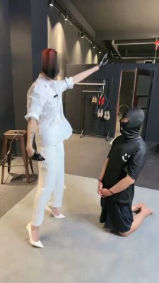 【冰诺】囚禁狗笼/抽耳光/全体重踩踏_HD绳艺资源