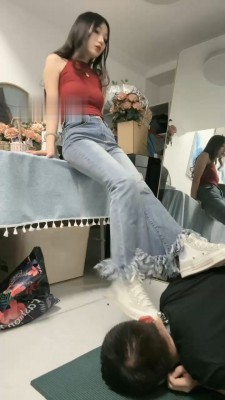 【尤物】匡威白袜气味辱/骑马转胯/全体重踩/腿绞_HD绳艺资源