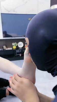 图片[3]_【麋鹿银儿】双主VS3奴-骑马骑脖/踩踏/舔脏鞋底/人体桌椅/脚插嘴_HD绳艺资源