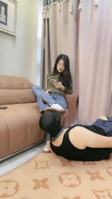 图片[2]_【嘉妮】舔运动鞋黑丝/全体重踩踏/裸足喂食_HD绳艺资源