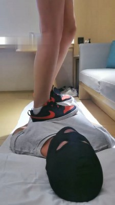 【酒酿丸子】掐乳揪耳朵/运动鞋白袜全体重踩踏_HD绳艺资源