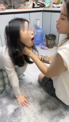 【橙宝】双母畜-奴下奴-舔高跟/掐脖骑马/吃白袜/插嘴/竖中指_HD绳艺资源