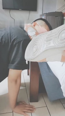 【花祖宗】闻舔超脏运动鞋/丝袜裸足恋足_HD绳艺资源