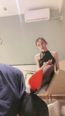 【秋秋】头顶鞋子/多双脏鞋子闻舔/耳光抽_HD绳艺资源