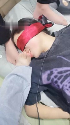 【小羊】母畜-喜欢舔夫妻主的臭脚_HD绳艺资源