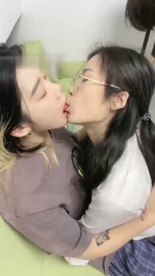 图片[4]_【橙宝】姐妹相互虐-奴下奴-白袜塞嘴/喂圣水/舔脏鞋/骑马/耳光_HD绳艺资源