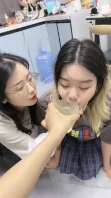 图片[5]_【橙宝】姐妹相互虐-奴下奴-白袜塞嘴/喂圣水/舔脏鞋/骑马/耳光_HD绳艺资源