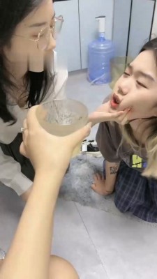 图片[6]_【橙宝】姐妹相互虐-奴下奴-白袜塞嘴/喂圣水/舔脏鞋/骑马/耳光_HD绳艺资源