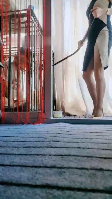 图片[2]_【bibi团】囚禁狗笼/疯狂鞋抽耳光_HD绳艺资源