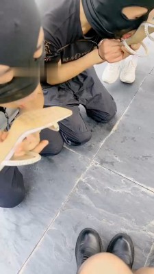 【沅芷大人】群调圈养-户外双奴公开舔脏鞋【双视角版】_HD绳艺资源