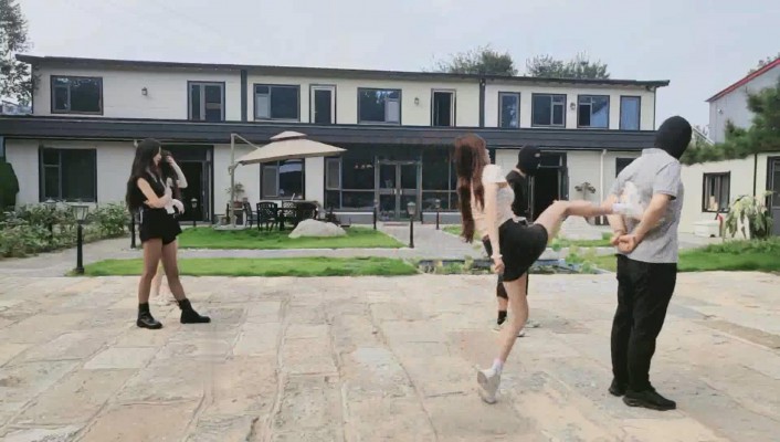 【沅芷大人】3S轮流飞踹狂踹双奴/全体重踩踏【双视角版】_HD绳艺资源