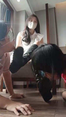 图片[4]_【爱可呀】双母畜争抢伺候-碾头踩踏/清理脏靴/胯下跪拜_HD绳艺资源