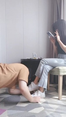 【昆山三寸】小白鞋船袜气味羞辱/踩踏喂食_HD绳艺资源