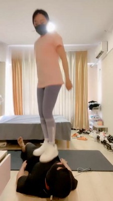 【小妮】暴虐废物/耳光/踹狗脸/全体重踩踏_HD绳艺资源