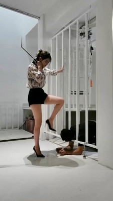 【宇婉莹】圈养羞辱/除臭/坐头/四肢固定/闻腋下_HD绳艺资源