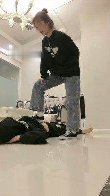 【萱萱子】帆布鞋原味白袜踩踏/闻舔_HD绳艺资源